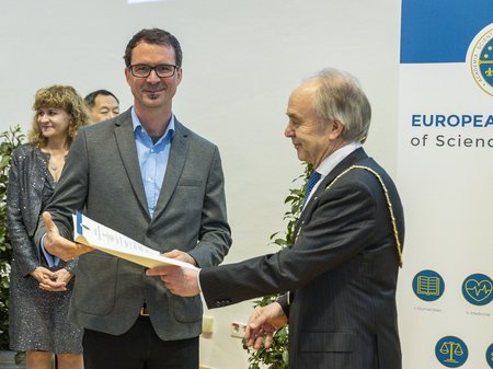 Jürgen Kosel bekommt ein Mitgliedszertifikat verliehen