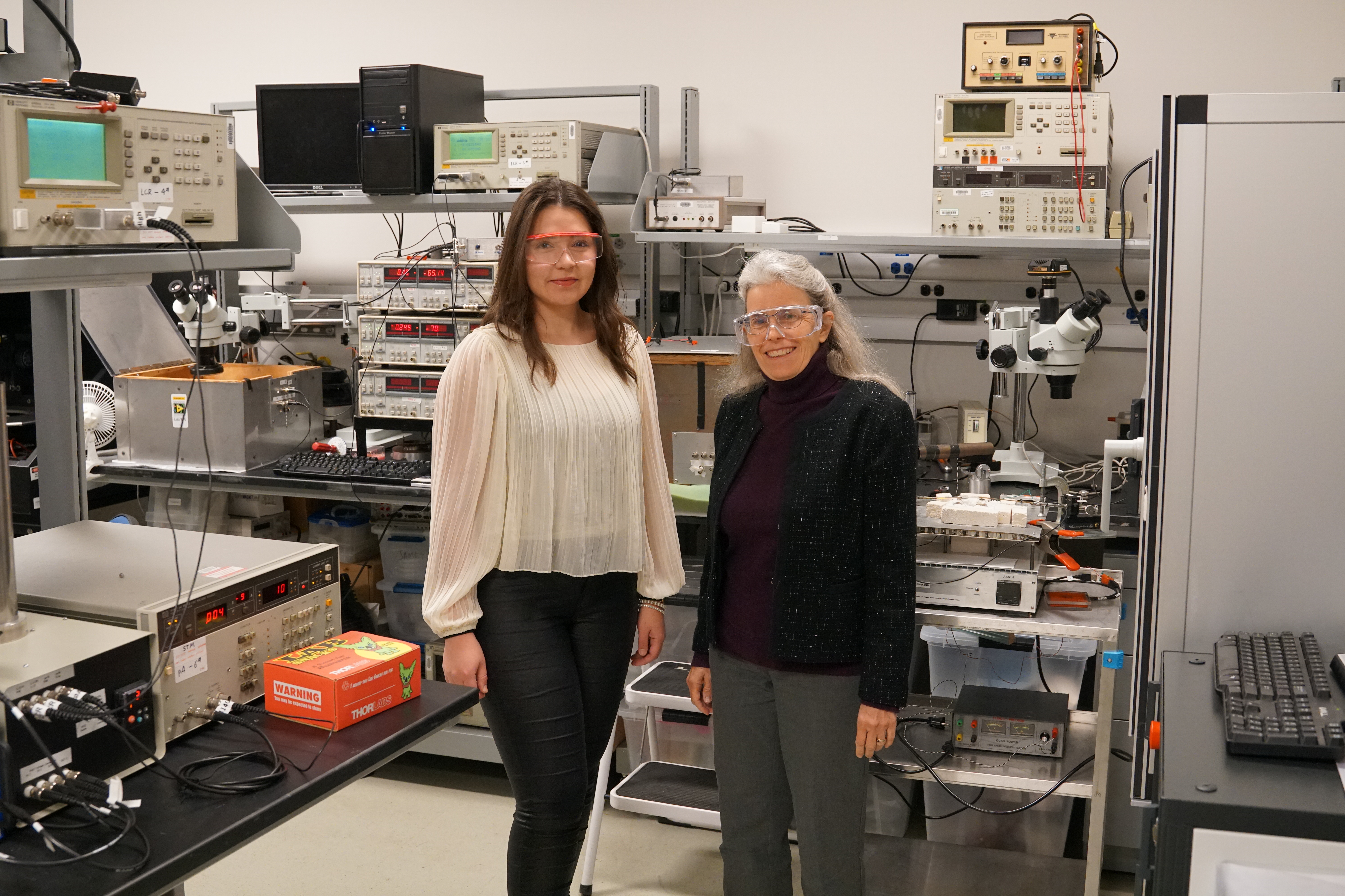 Madeleine Petschnigg und Prof. Susan Trolier-McKinstry im elektrischen Charakterisierungslabor der Forschungsgruppe.