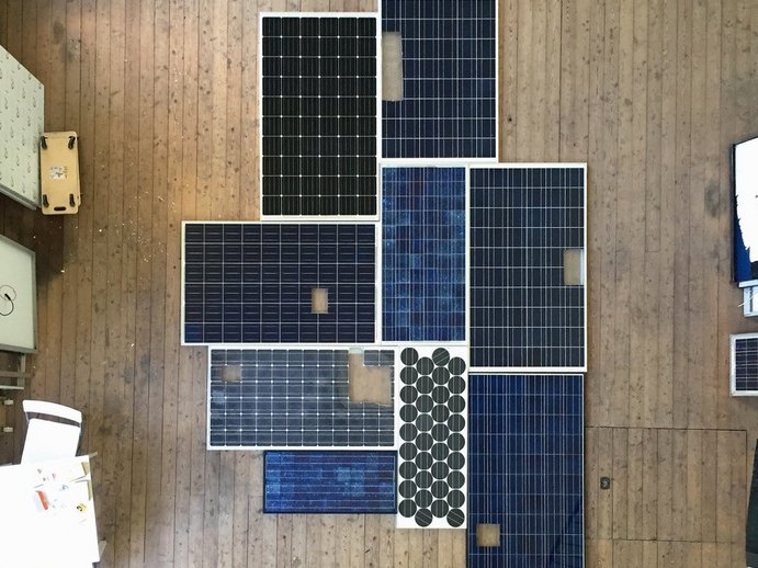 PV-Panele werden zusammengebaut zu einem Kunstwerk