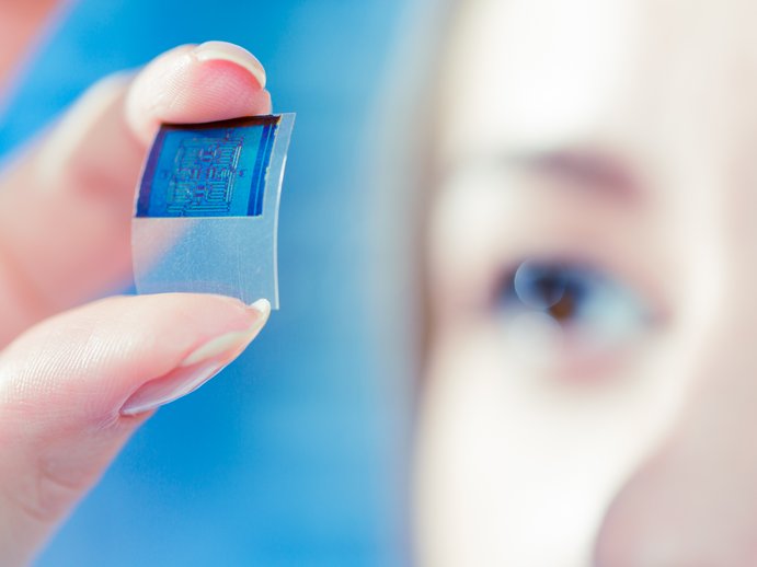 Nahaufnahme von einem Sensor in der Hand einer Frau