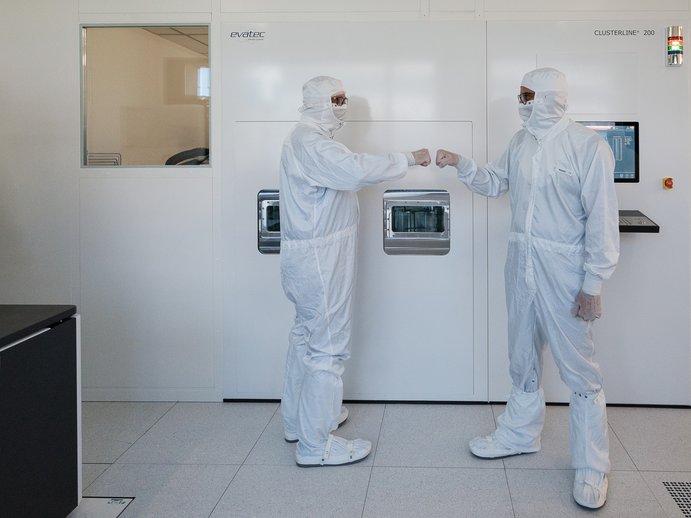 Zwei Forscher die in einem Clean Room stehen