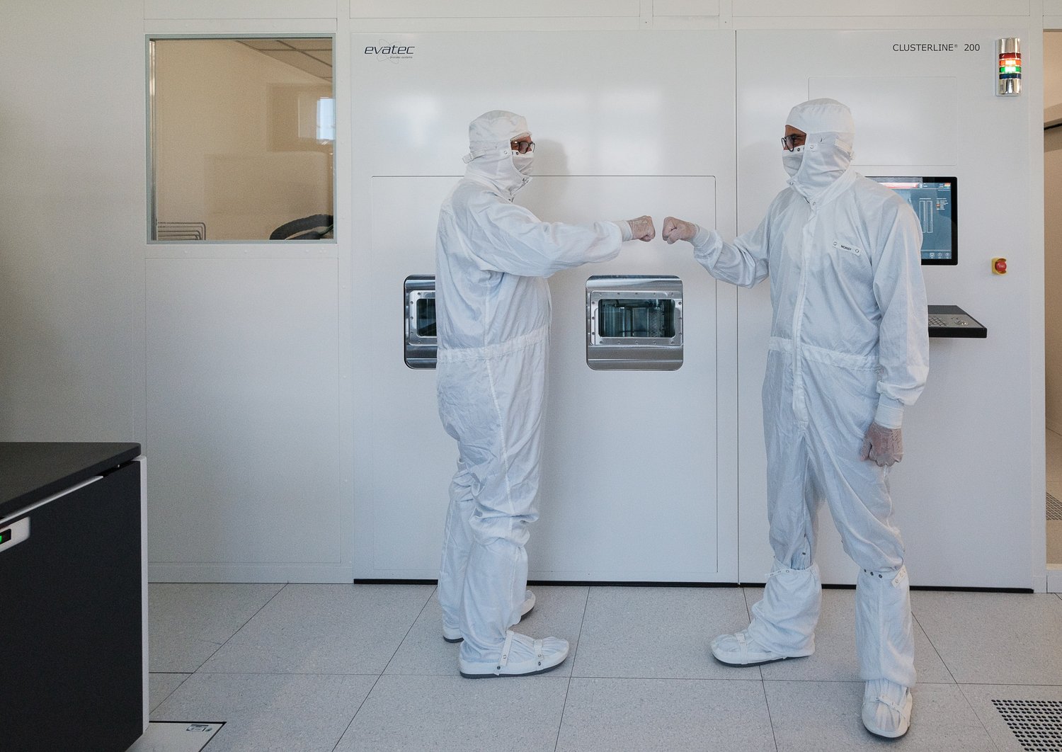 Zwei Forscher die in einem Clean Room stehen