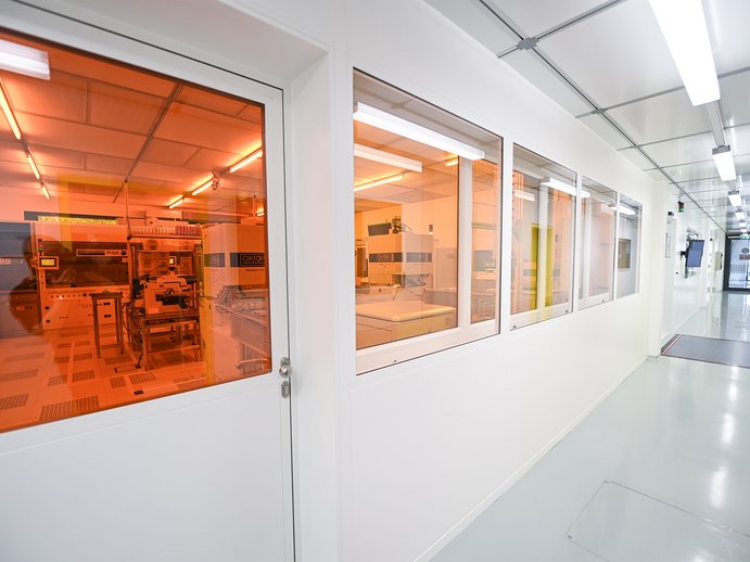 Gang mit Fenster, Blick in den Forschungsreinraum