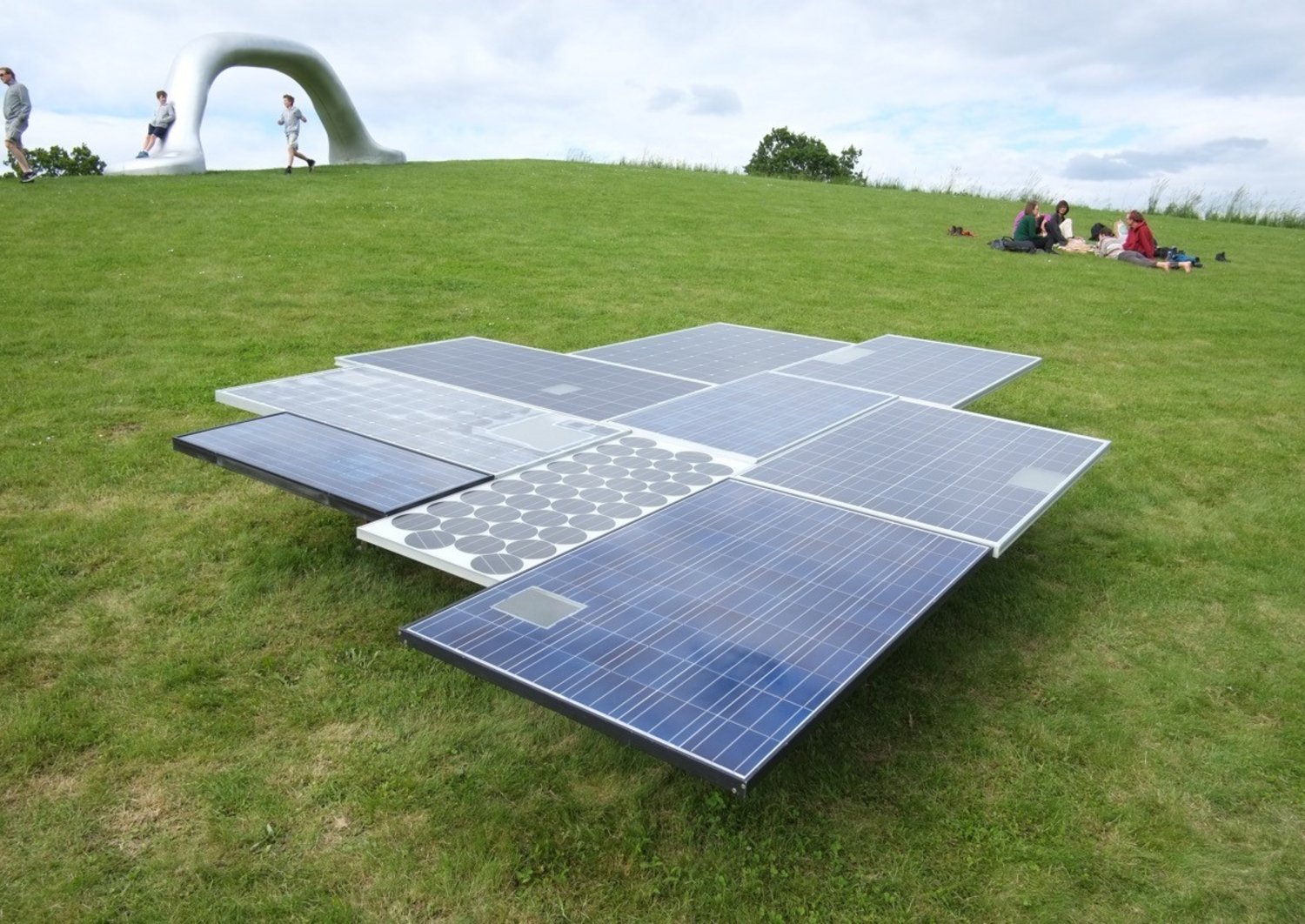 PV-Panele als Skulptur im Park