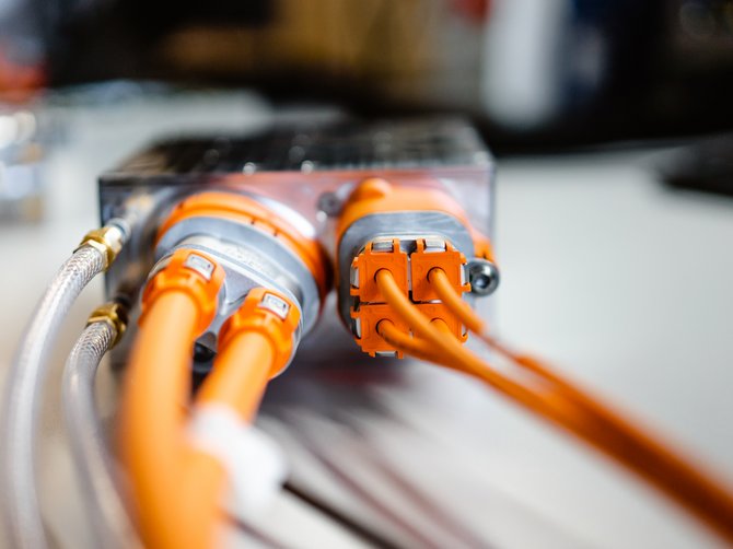 Orange Kabel an on-board charger