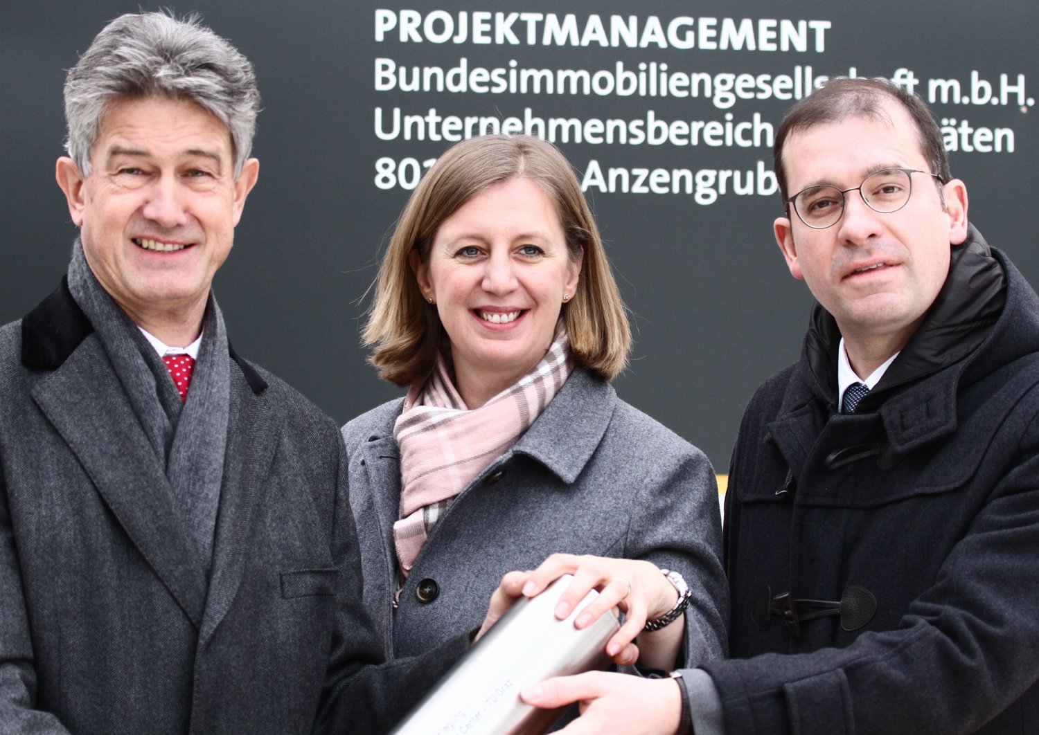 Photo (from left to right): TU Rector Harald Kainz, State Minister Barbara Eibinger-Miedl and BIG Managing Director Hans-Peter Weiss at the groundbreaking ceremony for the EBS Center