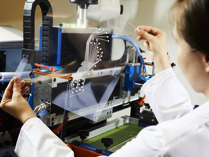 Frau hält gedruckten Sensor in Form einer Schuhsohle