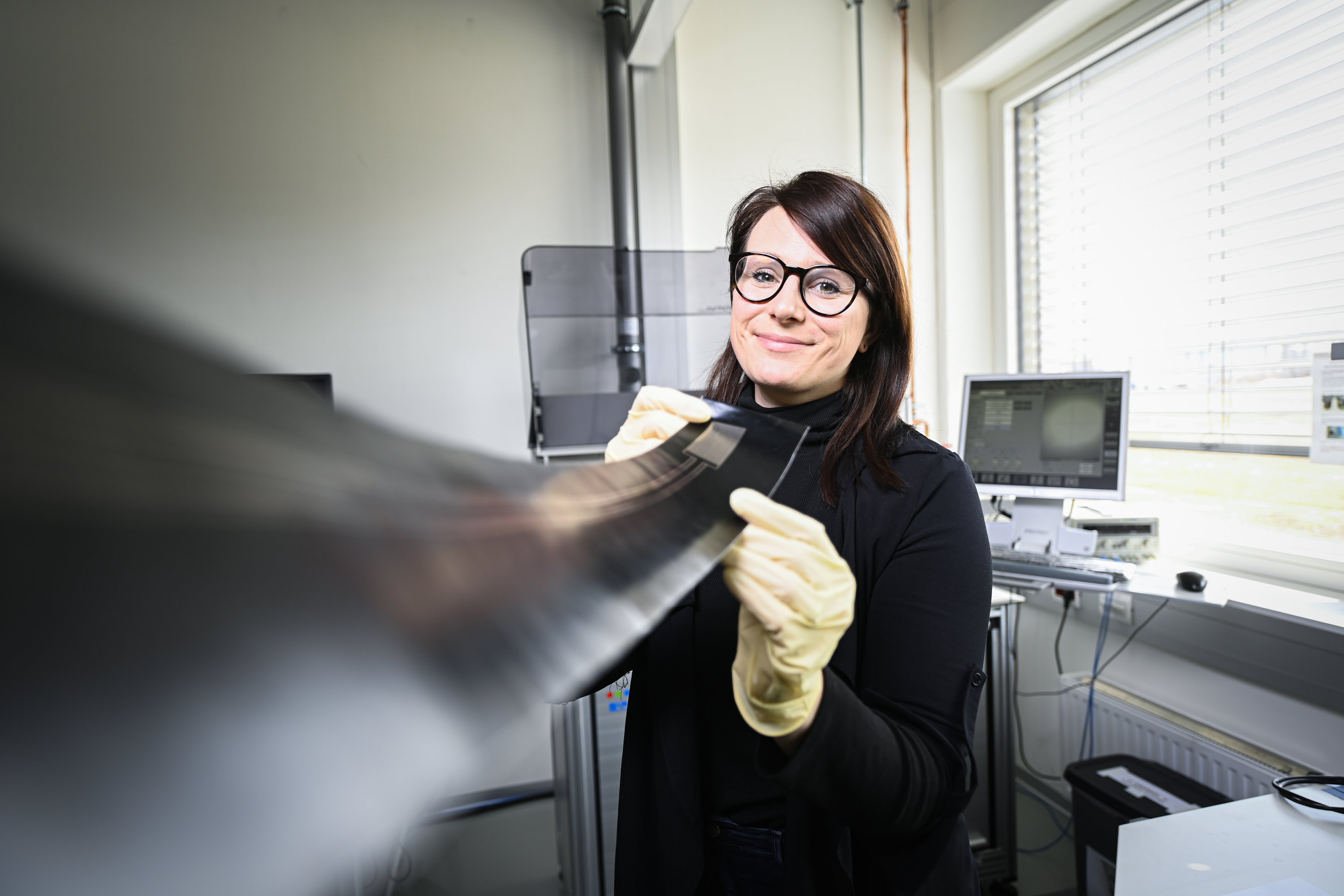 Forscherin mit Handschuhen