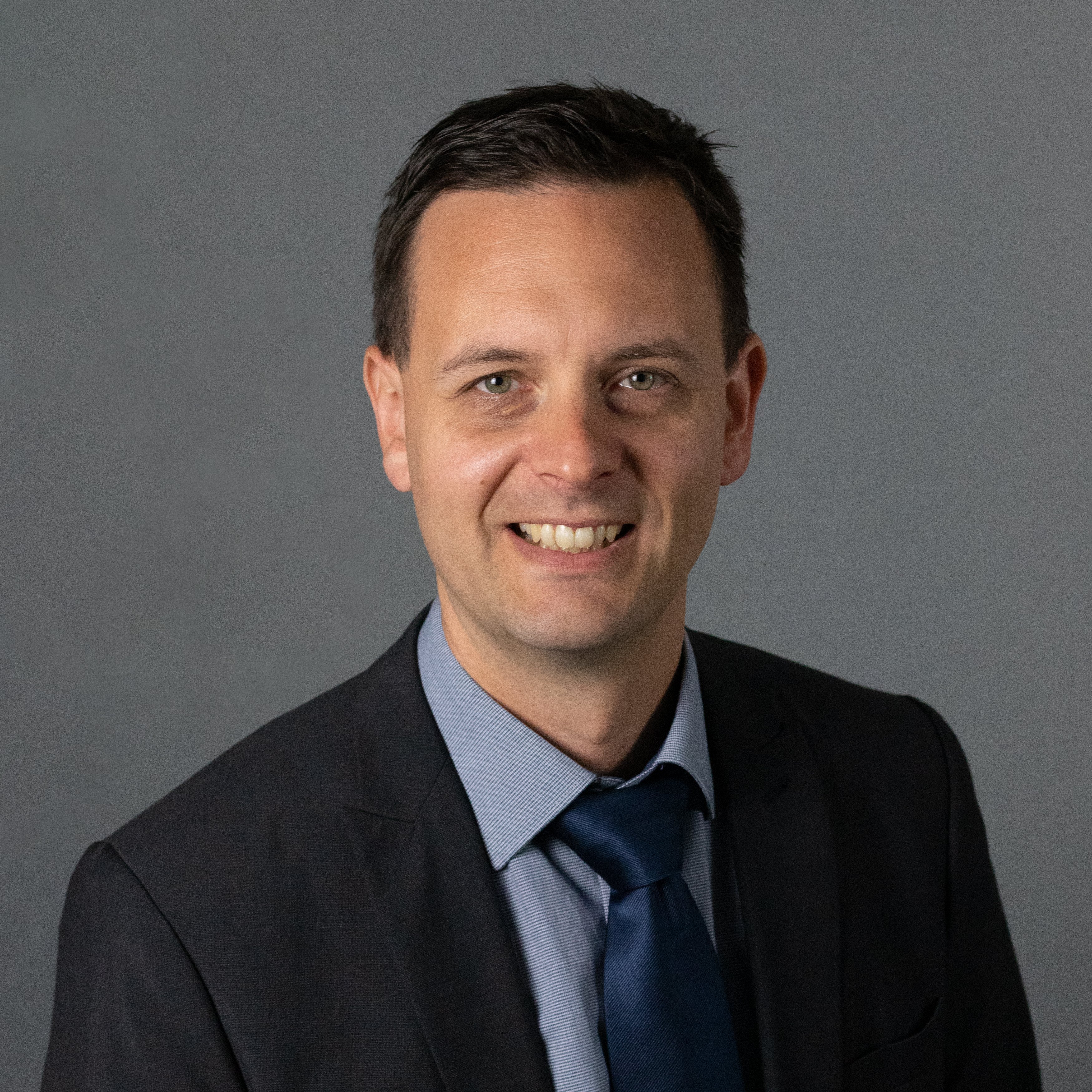 Porträtfoto Thomas Ladstätter (weißer Mann in Anzug)