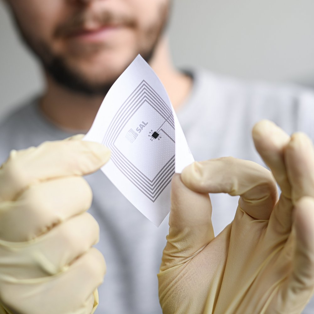 Nahaufnahme eines gedruckten Sensors in den Händen eines Forschers