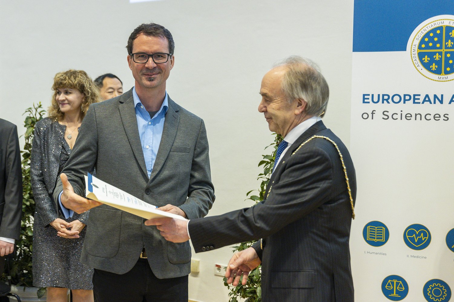 Jürgen Kosel bei der Überreichung eines Mitgliedschafts-Zertifikates der European Academy of Science and Technology