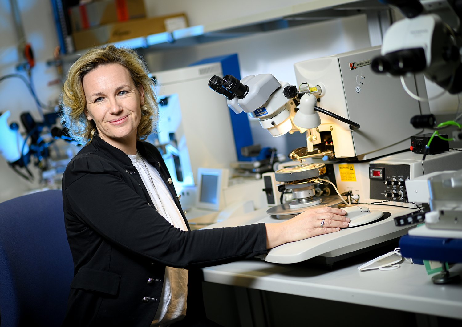 Christina Hirschl is sitting in a lab and smiles into the camera