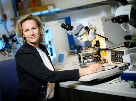 Christina Hirschl is sitting in a lab and smiles into the camera