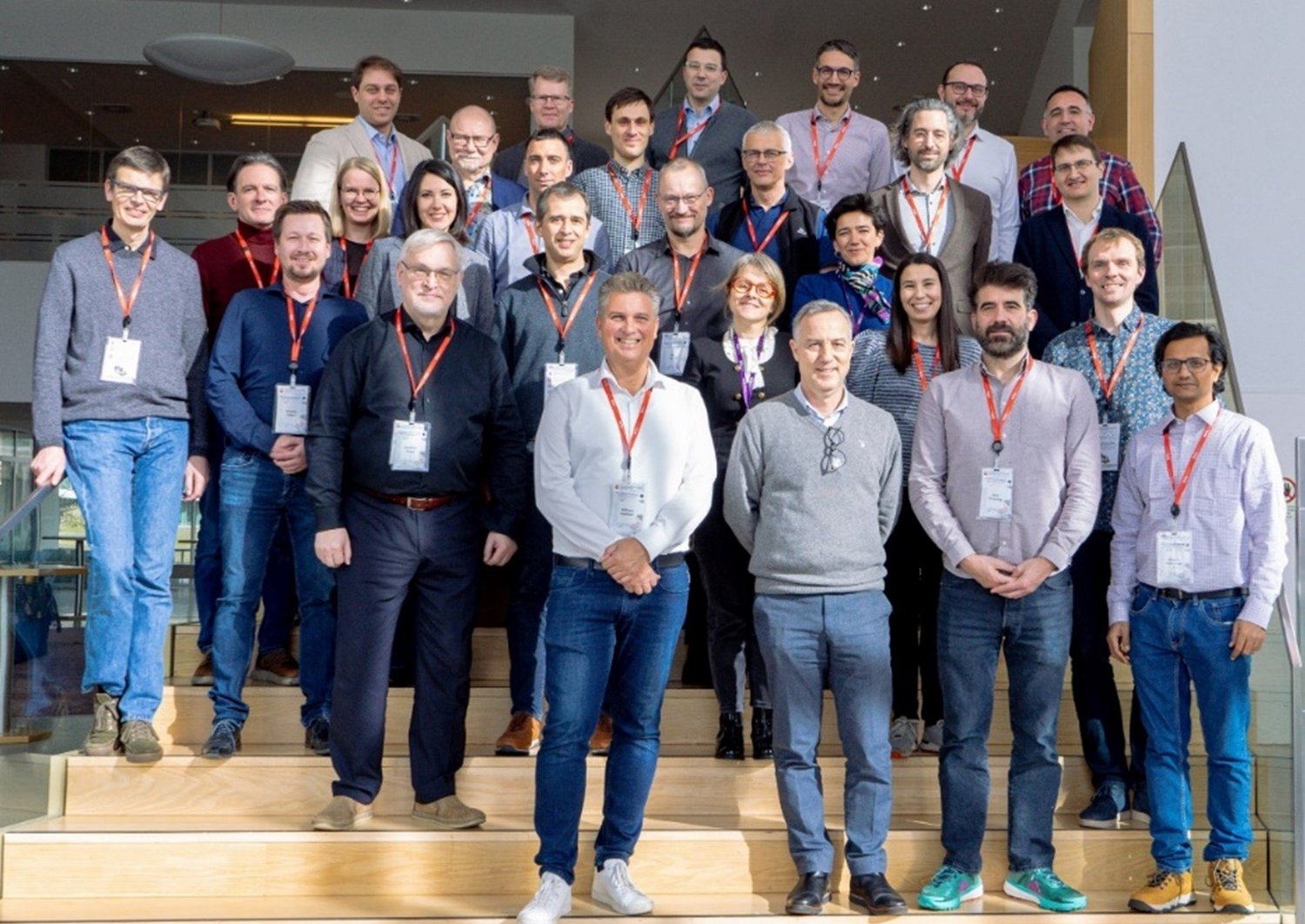 Gruppenbild von etwa 25 Leute auf einer Treppe
