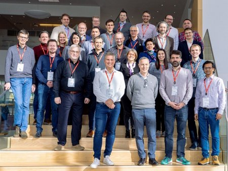 Gruppenbild von etwa 25 Leute auf einer Treppe