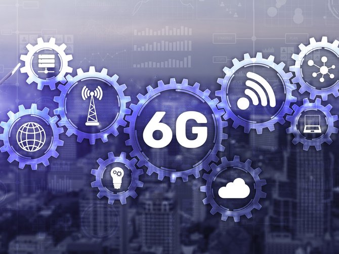 Stockfoto mit verschiedenen Zahnrädern. Im größten Zahnrad in der Mitte steht 6G, darum herum sind Icons wie ein Netzwerk, eine Cloud, eine Weltkugel usw.