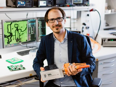 Christian Mentin, Projektleiter der "Tiny Power Box", haltet die Box in der Hand