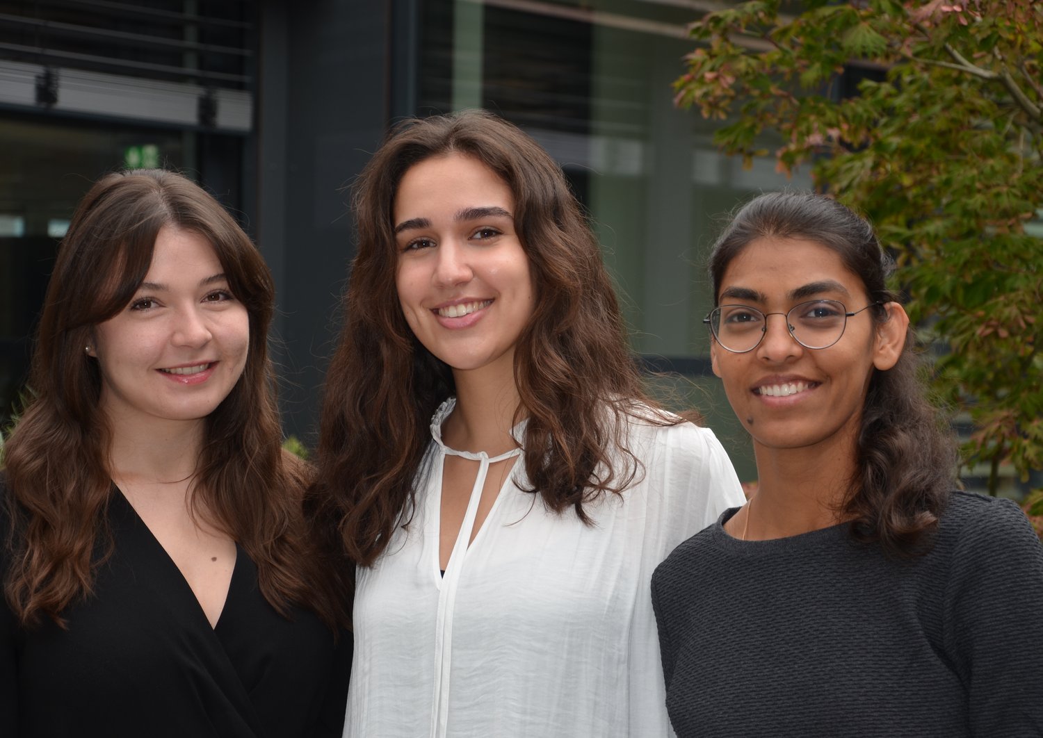 Gruppenbild von Madeleine, Sara und Pooja im Freien