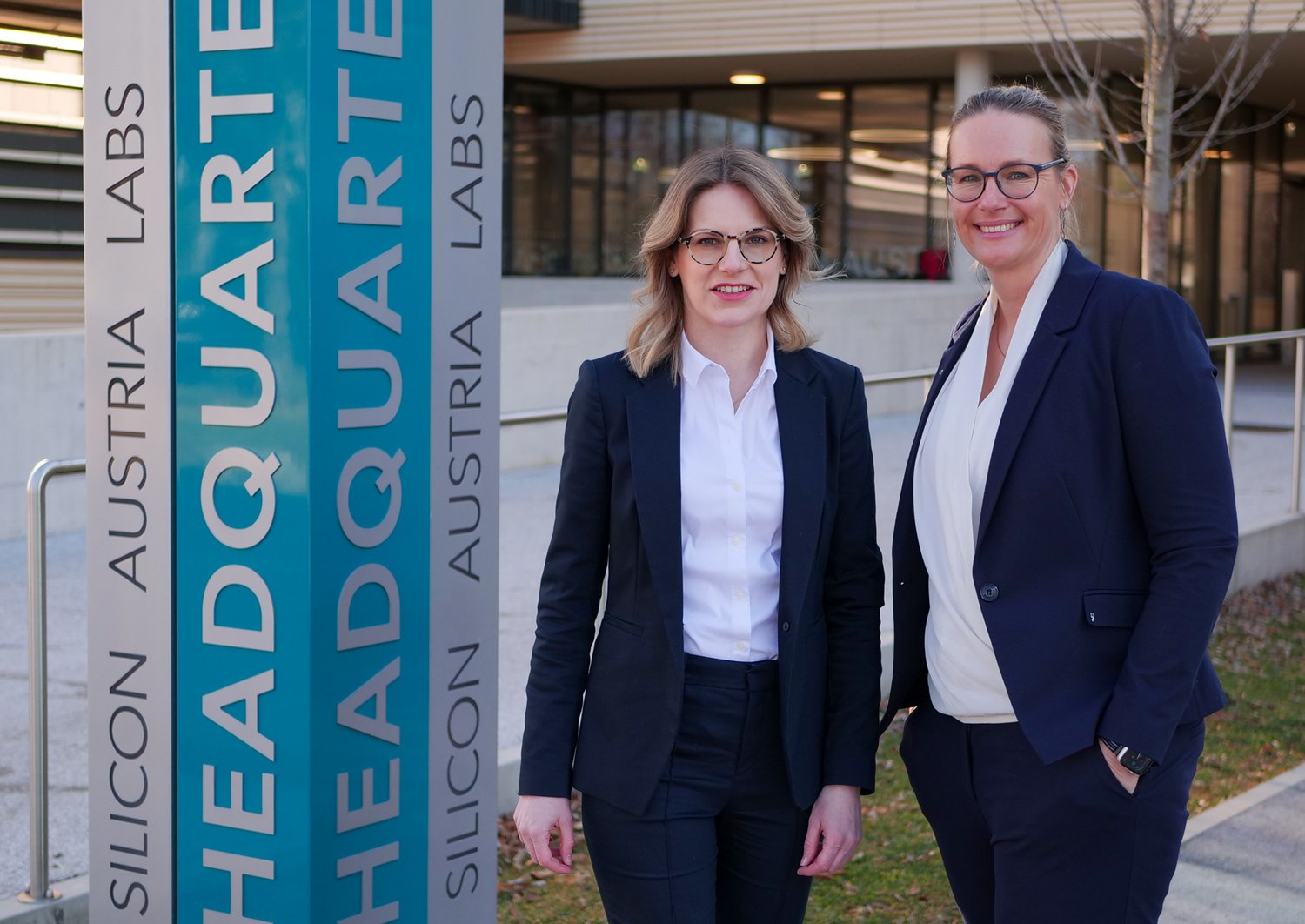 Isabel Tausendschön und Christina Hirschl vor dem SAL Gebäude in Graz