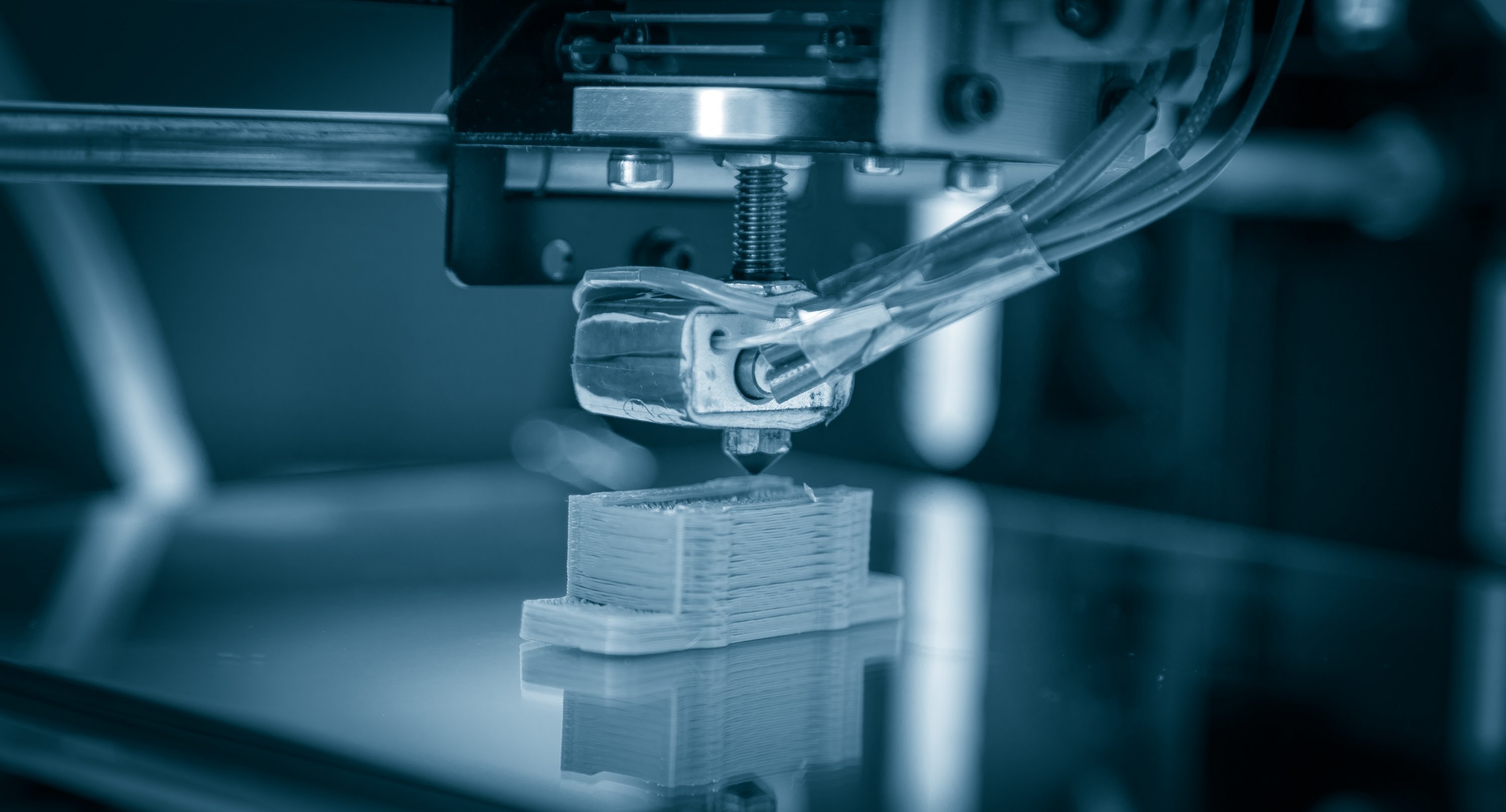 Nahaufnahme des Arms eines 3D-Druckers