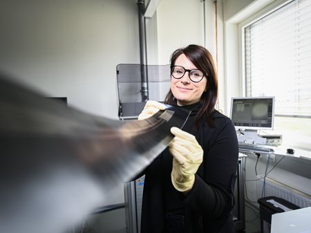 Johanna Zikulnig mit Sensor in der Hand