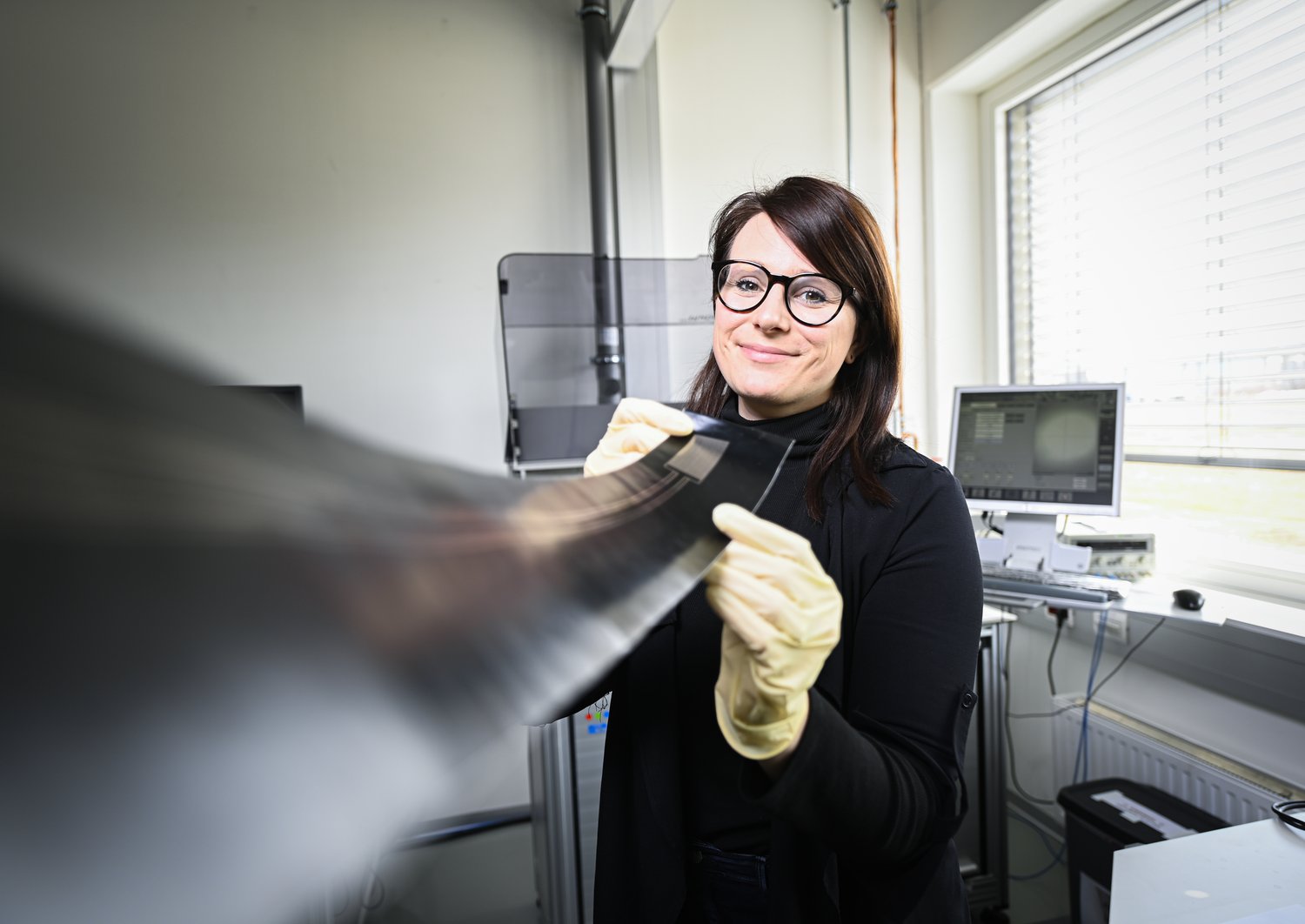 Johanna Zikulnig mit Sensor in der Hand