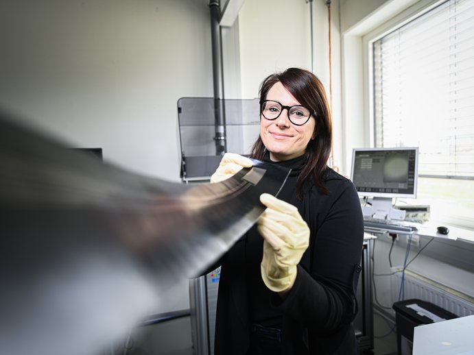 Johanna Zikulnig mit Sensor in der Hand