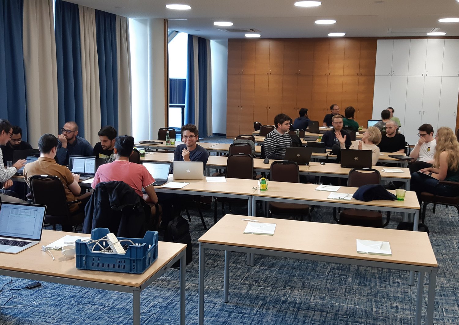Doktoranden und Doktorandinnen arbeiten in einem Besprechungsraum