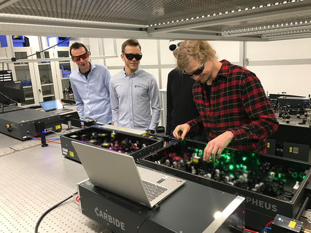 Forscher vor dem FS Laser System im Labor