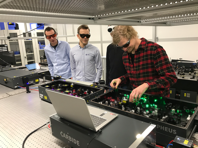 Forscher vor dem FS Laser System im Labor