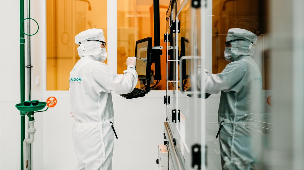 Forscherin arbeitet im Reinraum