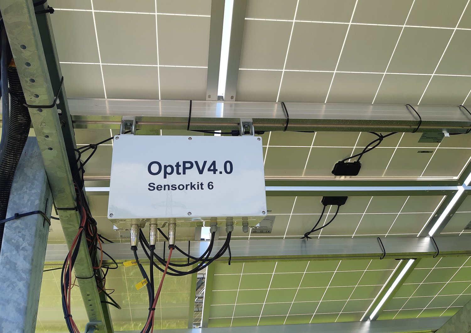 Zeigt die Unterseite eines Solar Panels