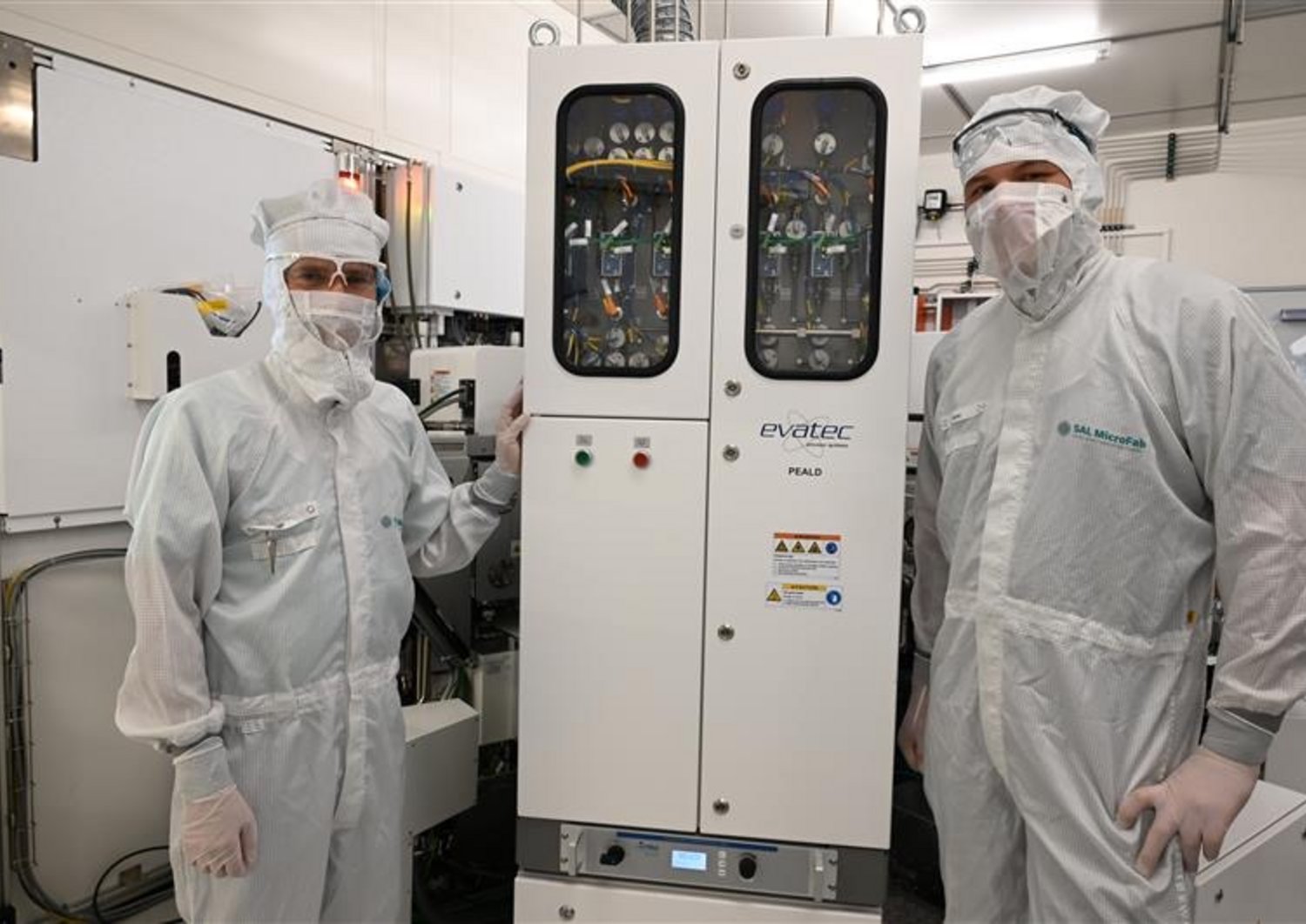 Researchers in front of the Evatec Clustertool in the Cleanroom