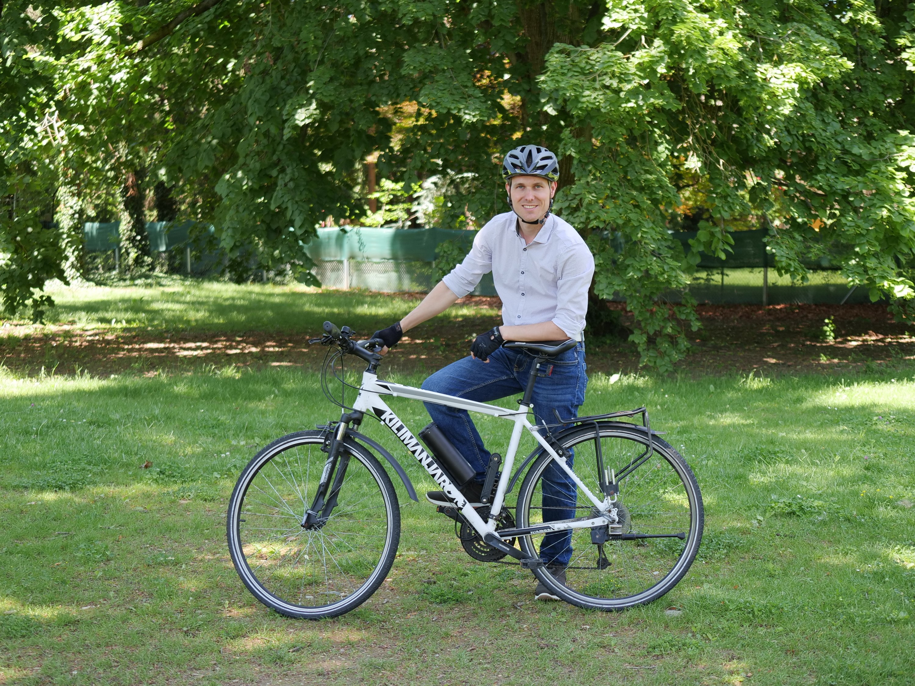 Herbert posiert mit Fahrradhelm an seinem Fahrrad 