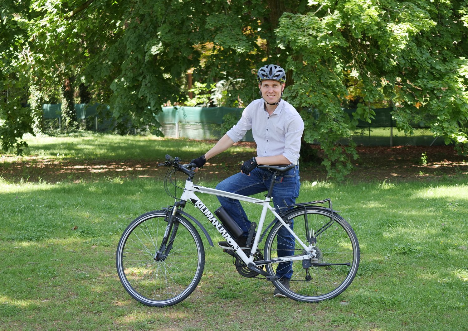 Herbert Hackl lehnt in Fahrradausrüstung an seinem Rad