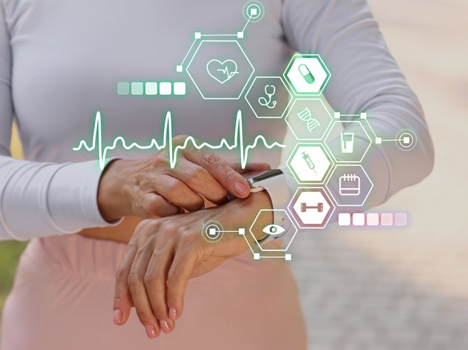 Frau mit Fitness-Tracking-Uhr. Vor ihrem Körper sind Hologramme mit ihrer Herzfrequenz, Blutdruck etc. zu sehen.