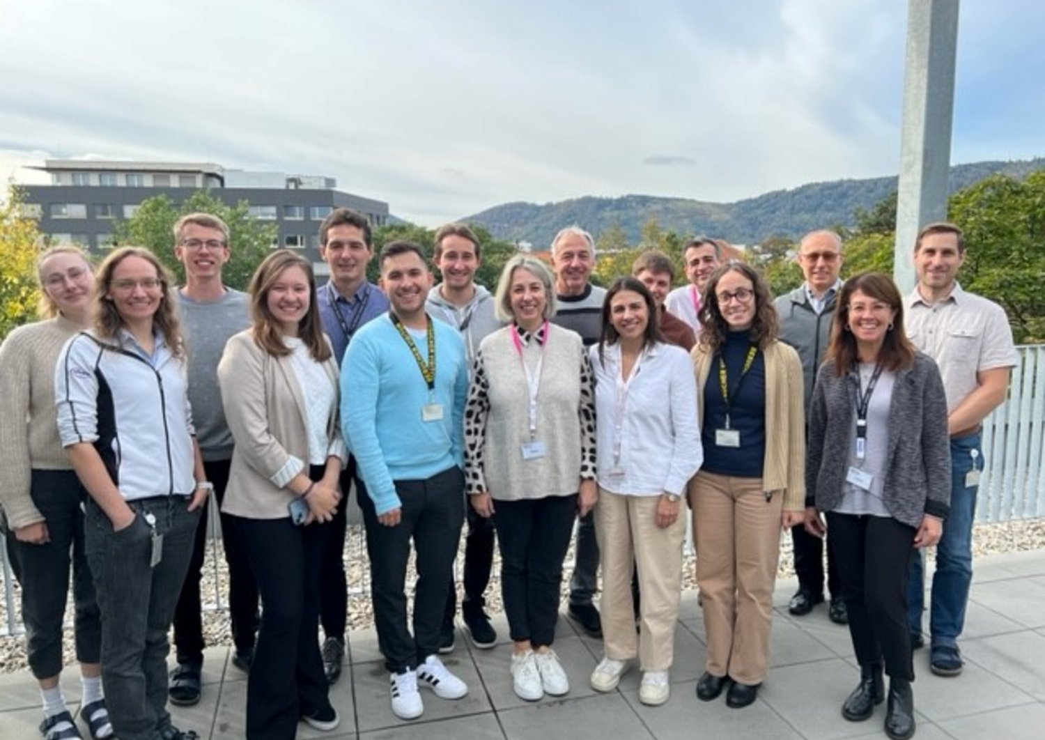 Gruppenfoto auf einer Terrasse