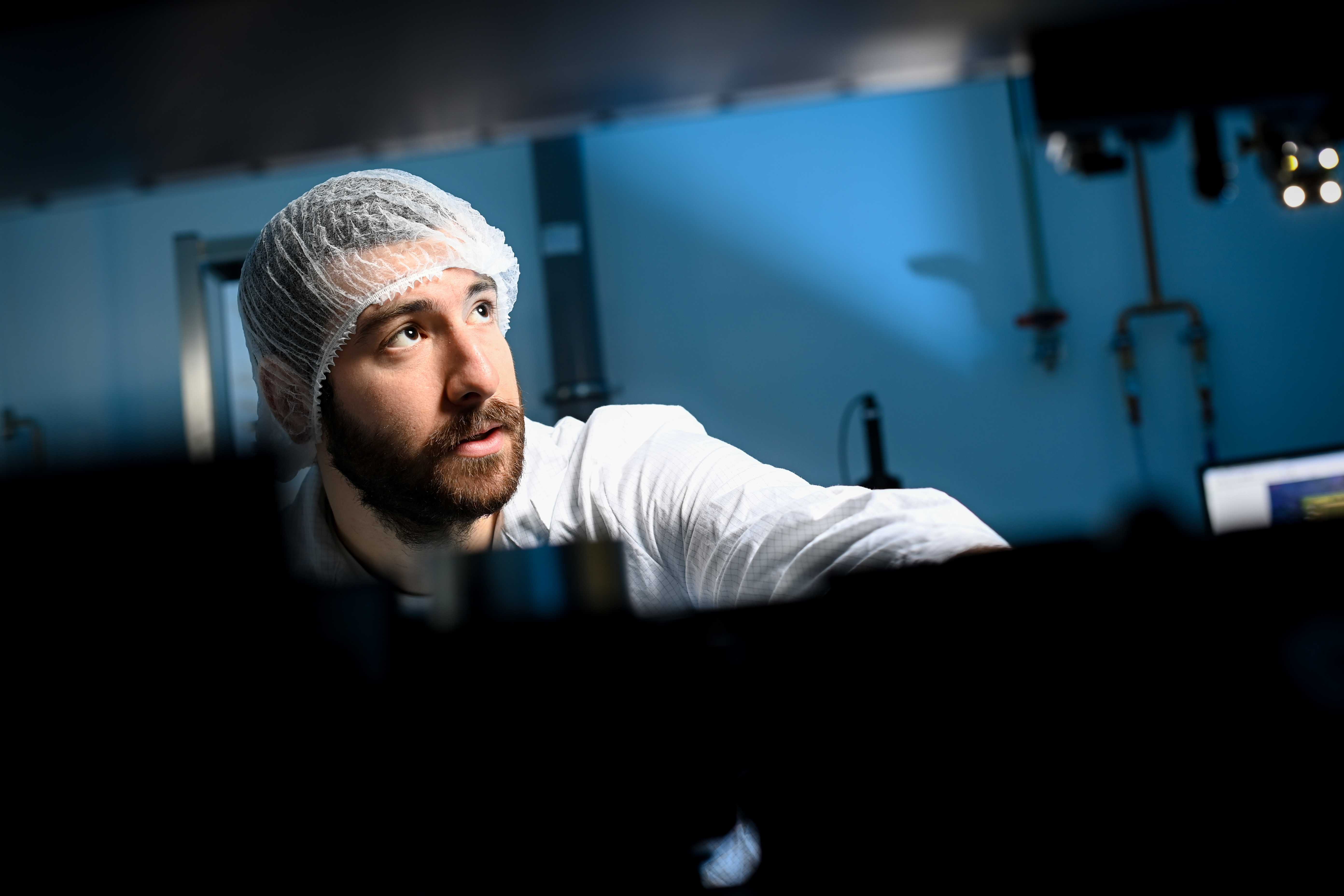 Forscher in Schutzkleidung im Reinraum